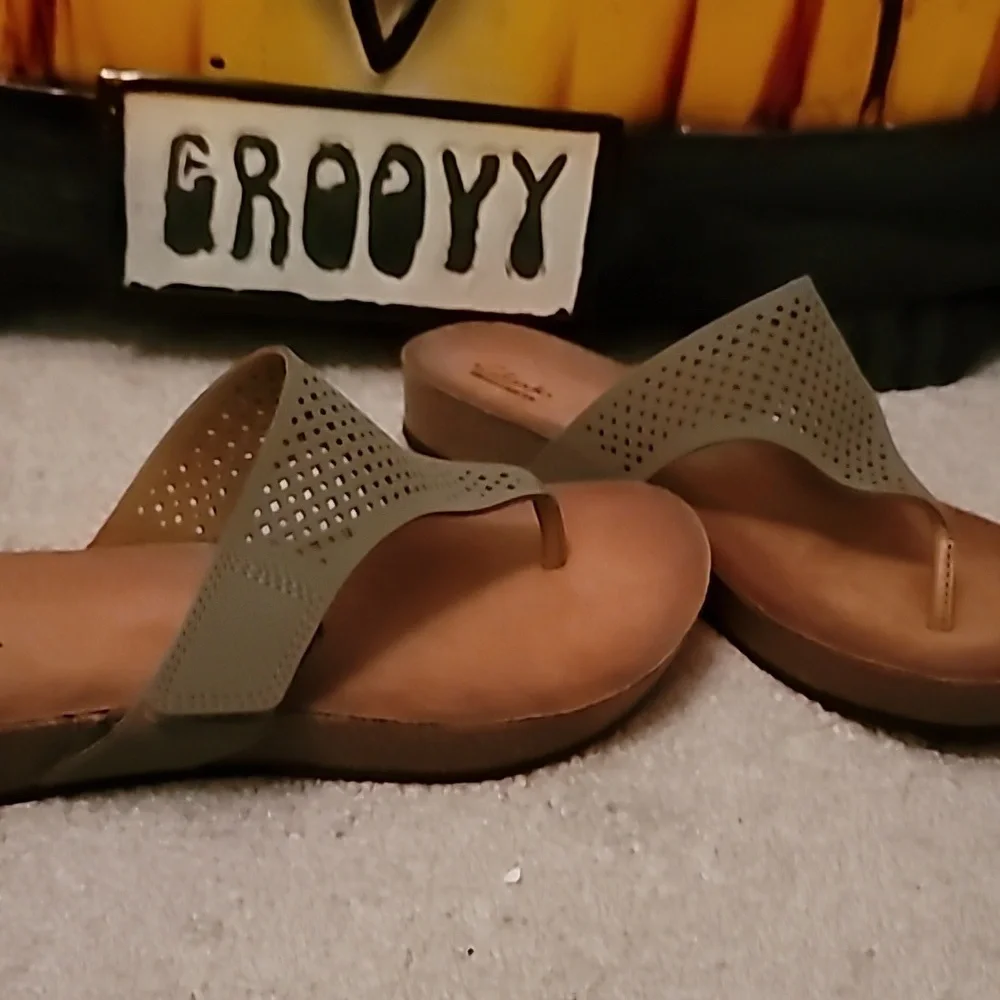 Sandals - Picture 2 of 4